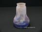 Preview: Jugendstil Lampenschirm gebraucht, antiker Blütenkelch leicht geweitet, mehrfarbiges Glas pate de verre, Schirmhals weiß-ocker marmoriert, untere Wandungszone Farbspiel in blau, lila, rosa, blauer Rand