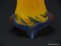 Preview: Jugendstil Lampenschirm gebraucht, signiert "Art de france", der Form einer Lilienblüte nachempfunden, mehrfarbiges Glas pate de verre, schmaler Schaft in gelb-orange Tönen, aufgezogener gekerbter Rand in blau, Nostalgieschirm, Detail Signatur