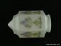 Preview: Jugendstil Lampenschirm gebraucht, Glas opal weiß, gekantet, auf allen Flächen schwungvolle Linien, florale Motive, grün und violett, Ersatzglas für alte Leuchten, D: ca.15cm, H: ca.23cm, Glashalter Griffrand 10cm, liegend
