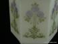 Preview: Jugendstil Lampenschirm gebraucht, Glas opal weiß, gekantet, auf allen Flächen schwungvolle Linien, florale Motive, grün und violett, Ersatzglas für alte Leuchten, D: ca.15cm, H: ca.23cm, Glashalter Griffrand 10cm, Detail Dekor