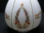 Preview: Jugendstil Lampenschirm gebraucht, Überfangglas weiß/farblos bauchiger Zapfen in sechs Felder unterteilt, umlaufend zweifach wechselndes Blumendekor, abschließender Dorn in Kugelform, D: 22cm, H: 28cm, Glashalter 10cm, Dekor
