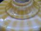 Preview: Jugendstil Lampenschirm gebraucht, Glas außen gelb/weiß gestreift, innen weiß, Ersatzglas D: 22cm, H: 10cm, Griffrand 6cm, Detail kleine Einschlüsse im Glas