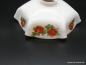 Preview: Jugendstil Lampenschirm gebraucht, opal weiß, sechs nach außen gewölbte Kanten, dazwischen liegende Flächen abwechselnd mit einer Rose bzw. einem Rosenpaar verziert, Nostalgieglas D: 23cm, H: 9cm, Glashalterand 6cm, Detail Rosenpärchen