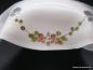 Preview: Jugendstil Lampenschirm gebraucht, Glas opal weiß, Blumendekor als umlaufende Ranke aus Blumen und Blattwerk auf der sechsfach gekniffenen leicht nach außen gezogenen Wandung, Ersatzglas für alte Leuchten D: 25cm H: 10cm, Griffrand 6cm, Detail Dekor