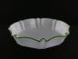 Preview: Jugendstil Lampenschirm gebraucht, Glas opal weiß, flache Form, regelmäßig gekniffene Wandung, grüner umlaufender Glasfaden als Abschlussbordüre, Nostalgie Ersatzschirm D: 27cm, H: 10cm, Glashalter Griffrand 6cm, liegend
