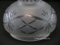 Preview: Jugendstil Lampenschirm gebraucht, antik, Glas grau satiniert, mit Schliffmotiven verzierte Oberfläche, Schüsselform mit erhöhtem Zentrum, Strahlenschliff mittig, umlaufend breites Schliffband, Griffrand ø15cm, Detail Schliffband