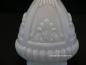 Preview: Jugendstil Lampenschirm gebraucht, Glas Zapfenform, opal glänzend, Wandung mit plastischen Ornamenten verziert, Nostalgie Ersatzglas, D: ca.12cm, H: ca.14cm, Glashalter Griffrand Ø8cm, Detail Verzierung