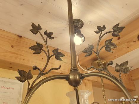antike 3-armige Deckenleuchte aus der Zeit des Jugendstil, drei stilisierte gewundene Blütenstiele mit Blattranken aus Messing, die jeweils in einem satinierten Glasschirm, welcher ebenfalls mit Jugendstilelementen verziert ist, ende - Detail Blattranke