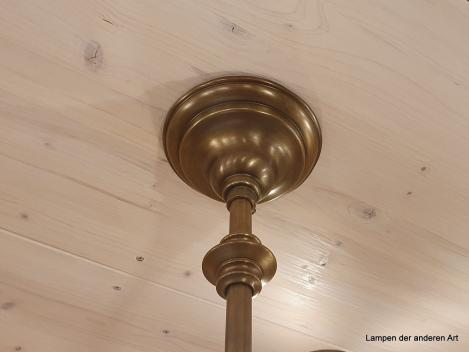 antike 3-armige Deckenleuchte aus der Zeit des Jugendstil, drei stilisierte gewundene Blütenstiele mit Blattranken aus Messing, die jeweils in einem satinierten Glasschirm, welcher ebenfalls mit Jugendstilelementen verziert ist, enden - Detail Baldachin