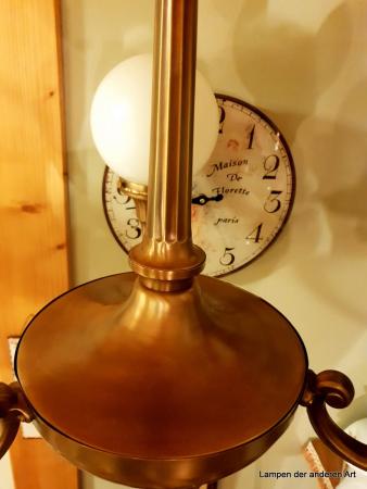 3-flammige Deckenleuchte aus der Zeit des Art-Decos. opale Kugelgläser,komplett restauriert, Detail von oben