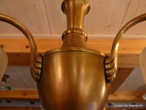 3-flammige Deckenleuchte aus der Zeit des Art Deco, Fassungen 3x E27/40W, komplett aufgearbeitet, Messing patiniert, H= ca. 63cm/D= ca.50cm Lampenschirme gebraucht, 3-er Set, satiniert, Zapfenform, umlaufender Kerbschliff, Detail Arme