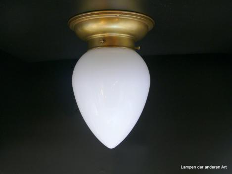 Kleine Jugenstil Deckenleuchte aus goldbraunem Messing mit Zapfenschirm in weiß Griffrand 8cm 1xE27/40W