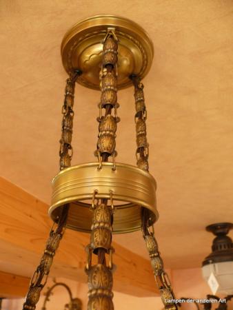 4-flammige Kettenhängeleuchte aus der Zeit des Jugendstils, Messing hell patiniert, 3 Ketten mit Zwischenring, Leuchtenträger mit geprägten Ornamenten, mittig Kuppelglas 1xE27/40W grau satiniert mit Kerbschliff, Detail Baldachin