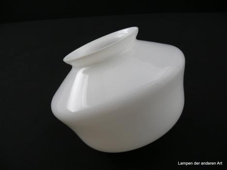 Art Deco Lampenschirm, historisch nachempfunden, weiß opal, Handarbeit, Zylinder konisch verjüngt, final mit kleinem abgerundeten Dorn, D: 15cm H: 12cm, Glashalter Griffrand 8cm, Ersatzglas, Nostalgieschirm, liegend