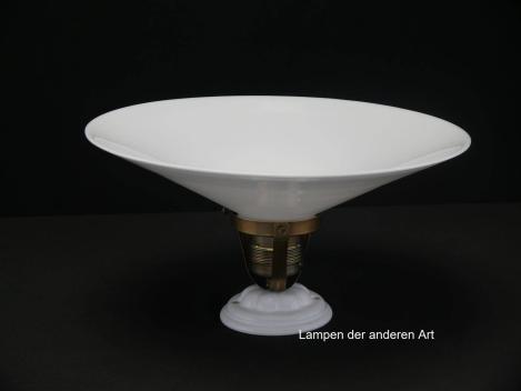 Jugendstil Deckenlampe mit Porzellanfuß und flachem weißem gebrauchten Kegelschirm Griffrand 6cm 1xE27/60W