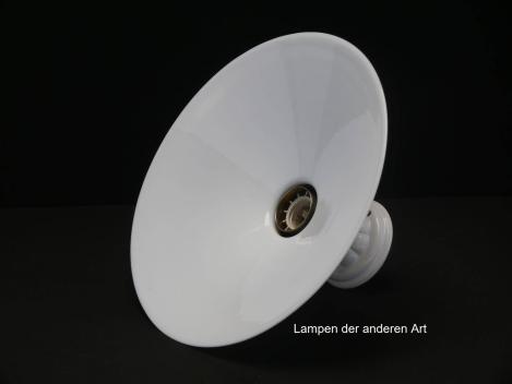 Jugendstil Deckenlampe mit Porzellanfuß und flachem weißem gebrauchten Kegelschirm Griffrand 6cm 1xE27/60W, gedreht