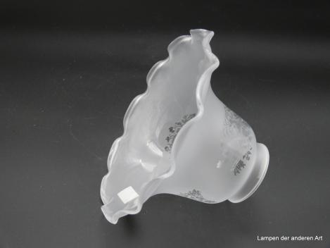 Jugendstil Lampenschirm, Glas satiniert, Blütenform mit geätztem floralem Dekor, viermal in der oberen Wandungszone, D: 15cm, H: 9cm, Nostalgie Ersatzglas, Glashalter Griffrand 6cm, liegend