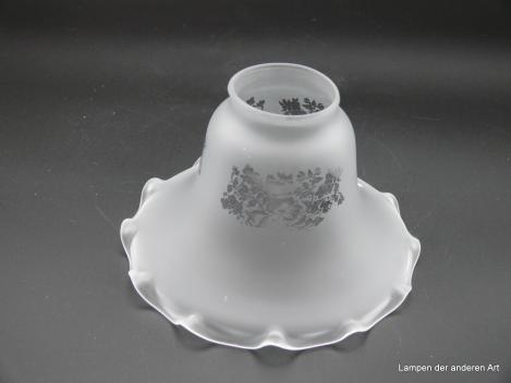 Jugendstil Lampenschirm, Glas satiniert, Blütenform mit geätztem floralem Dekor, viermal in der oberen Wandungszone, D: 15cm, H: 9cm, Nostalgie Ersatzglas, Glashalter Griffrand 6cm