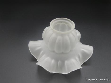 Jugendstil Lampenschirm historisch nachempfunden, gedrungene Blütenform, Glas grau satiniert, Bordüre aus hervortretenden konischen Stäbchen bildet den gewölbten Teil des Nostalgieschirmes, sechsfach gewellter Rand,  H: 9cm, D: 16cm, Griffrand: 6cm