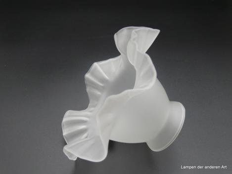Nostalgie Lampenschirm, durch den Jugendstil inspiriert, stilisierte Form einer Blüte, leicht konischer Körper mit geweitetem in Falten gelegten Rand, Glas grau satiniert, Ersatzglas H: 9cm, D: 16cm, Griffrand: 6cm liegend