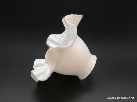 Jugendstil Lampenschirm, Blütenform opal weiß, H: 9cm, D: 16cm, Glashalter Griffrand: 6cm