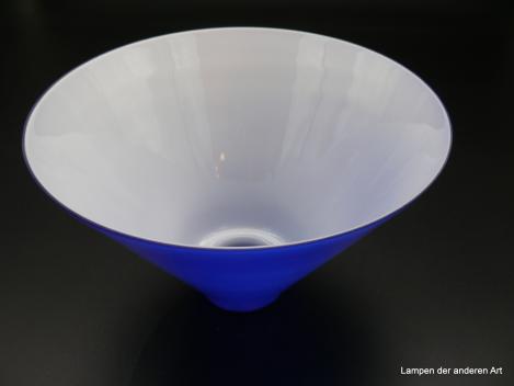Jugendstil Glasschirm, mundgeblasen in Überfangtechnik, außen kobaltblau, innen opal weiß, Ersatzschirm, Kegelform, H: 12cm, D: 25cm, Griff-Rand: 6cm von innen