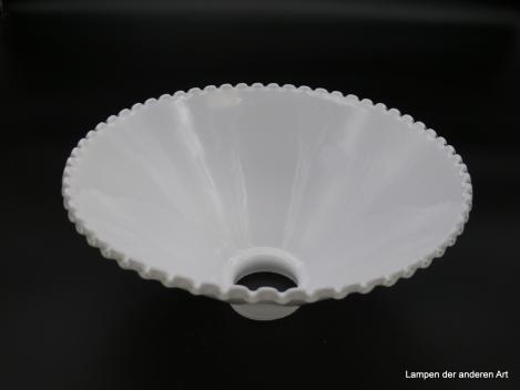 Jugendstil Lampenschirm gezackter Rand, hochwertiges Überfangglas opal weiß, kegelförmig, H: 10cm, D: 25cm, Griff-Rand: 6 cm von unten