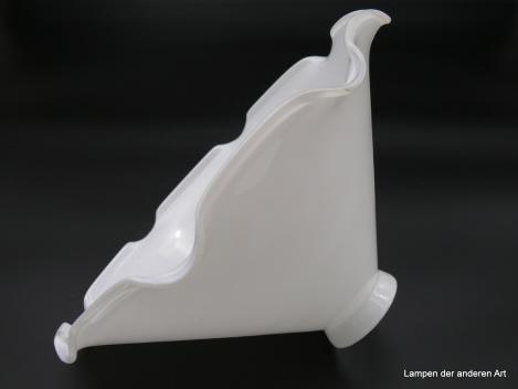 Jugendstil Lampenschirm, Kegel, opal, gelippter Rand, liegend