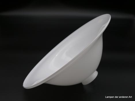 Jugendstil Lampenschirm, großer geschwungener weißer mundgeblasener Schirm in Überfangtechnik, Ersatzglas, H: 11cm, D: 30cm, Griff-Rand: 6 cm liegend