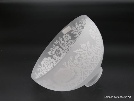 Jugendstil Lampenschirm, halbkugelförmige Lampenglocke grau satiniert, umlaufende Rauten- und Blumenbordüre in Ätztechnik in den unteren 2/3 des Ersatzglases, H: 11cm, D: 18cm, Griffrand: 6cm, liegend