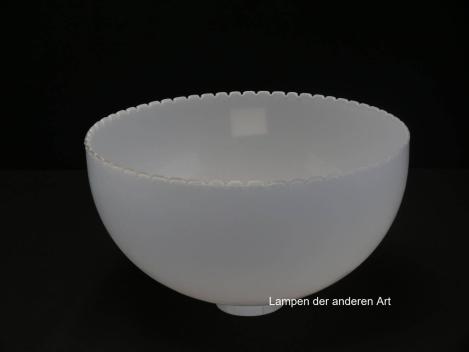 2. Wahl Jugendstil Lampenschirm gezahnt, Zahnung am Rand unterschiedlich, opal weiß, Nostalgie Ersatzglas, D: ca. 24cm, H: ca.11cm, Glashalter Griffrand 6cm, Detail Zahnung