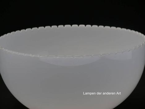 2. Wahl Jugendstil Lampenschirm gezahnt, Zahnung am Rand unterschiedlich hoch, opal weiß, Nostalgie Ersatzglas, D: ca. 24cm, H: ca.11cm, Glashalter Griffrand 6cm, Detail Zahnung