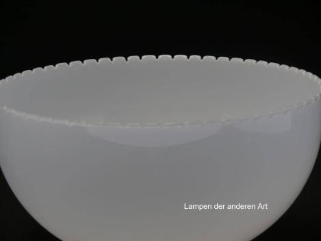 2. Wahl Jugendstil Lampenschirm gezahnt, Zahnung am Rand unterschiedlich hoch, opal weiß, Nostalgie Ersatzglas, D: ca. 24cm, H: ca.11cm, Glashalter Griffrand 6cm, Detail