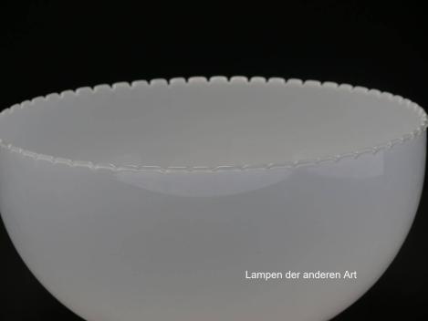 2. Wahl Jugendstil Lampenschirm gezahnt, Zahnung am Rand unterschiedlich hoch, opal weiß, Nostalgie Ersatzglas, D: ca. 24cm, H: ca.11cm, Glashalter Griffrand 6cm, Detail Zahnung