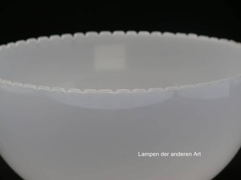 2. Wahl Jugendstil Lampenschirm gezahnt, Zahnung am Rand unterschiedlich, opal weiß, Nostalgie Ersatzglas, D: ca. 24cm, H: ca.11cm, Glashalter Griffrand 6cm, Detail Zahnung