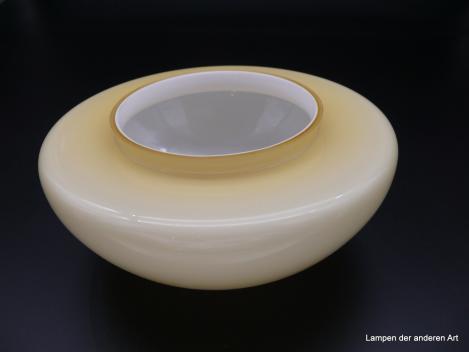 Jugendstil Lampenschirm, hochwertiges mundgeblasenes Überfangglas elfenbeinfarben, halbrund, Pilzform, H: 10cm D: 25cm Griffrand : 15cm liegend