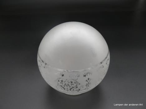 Jugendstil Lampenschirm, Nachfertigung, Kugel satiniert, in der Wandungsmitte zusätzlich mit geätztem Dekor aus stilisierten Blüten und Blumenranken, zwischen zwei Ringlinien eingefasst,  Ersatzglas H: 15cm, D: 15cm, Griffrand 8cm