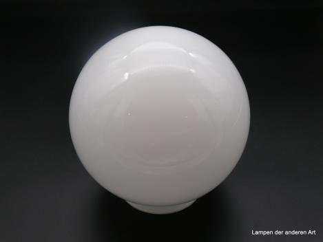 Jugendstil Lampenschirm in Form einer geschlossenen Kugel, gefertigt aus opal weißem Überfangglas, Nostalgieschirm D: 15cm, D: 15cm, Griffrand 8cm