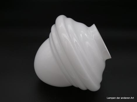 Jugendstil Lampenschirm Zapfen weiß opal, Überfangglas mundgeblasen, gestufte Schulter, D: 17cm, H: 14cm, Glashalter Griffrand 8cm, liegend