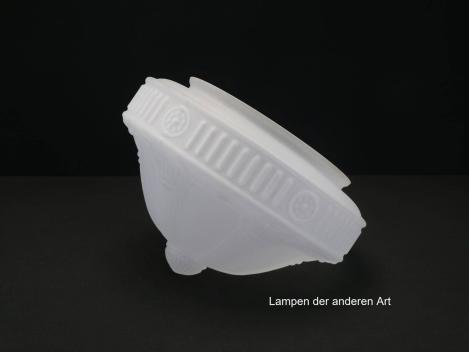 Jugendstil Lampenschirm, Kuppelglas grau satiniert, mit reliefierten historischen Elementen verziert, H: 19cm, D: 28cm, Griff-Rand: 20cm liegend
