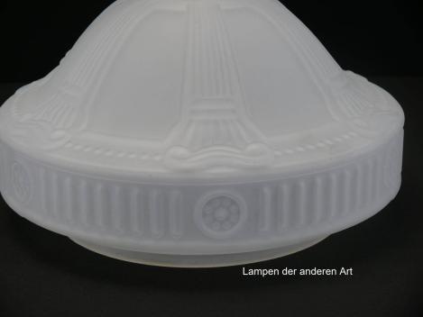 Jugendstil Lampenschirm, Kuppelglas grau satiniert, mit reliefierten historischen Elementen verziert, H: 19cm, D: 28cm, Griff-Rand: 20cm, Detail Relief