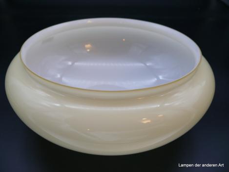 Jugendstil Lampenschirm, Glas mundgeblasen, elfenbeinfarben überfangen, Kuppelschirm mit flacher Wölbung, H: 12cm, D: 30cm, Griff-Rand: 25cm, von unten