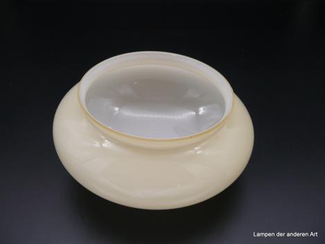Jugendstil Lampenschirm, Ersatzglas, Kuppelschirm aus mundgeblasenem Überfangglas elfenbeinfarben außen, innen weiß H: 9cm, D: 20cm, Griffrand: 15cm vo innen