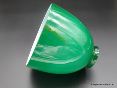 Art Deco Lampenschirm, Nachfertigung,  hochwertiges Überfangglas außen grün, innen weiß, glatte Wandung, konisch geweiteter Körper, Ersatzschirm H: 14cm, D: 15cm, Griffrand 6cm liegend