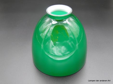 Art Deco Lampenschirm, Nachfertigung,  hochwertiges Überfangglas außen grün, innen weiß, glatte Wandung, konisch geweiteter Körper, Ersatzschirm H: 14cm, D: 15cm, Griffrand 6cm