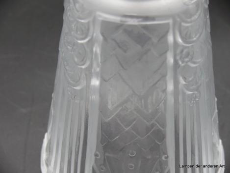 Art Deco Lampenschirm, Replik, Pressglas, Zylinder, weitet sich zum Schirmand hin, Wandung reliefiert, zweifach wechselndes Muster, Nostalgie Ersatzglas D: 11cm, H: 15cm, Glashalter Griffrand 6cm, nur für E14 oder Bajonettfassung, Detail Relief