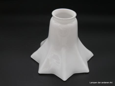 Jugendstil Lampenschirm, Replik, Blütenklechform, gezackt ausgearbeiteter Rand, weiß opal, H: 13cm, D: 17cm, Griffrand Glashalter 6 cm