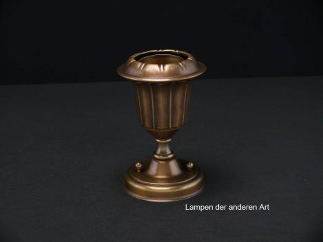 Jugendstil-Deckenlampenspot, Messing patiniert, originale E27-Messingfassung, becherförmige Kapsel als Blütenkelch, Glühlampe stellt die Blüte dar