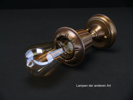 Jugendstil-Deckenlampenspot, Messing patiniert, originale E27-Messingfassung, becherförmige Kapsel als Blütenkelch, Glühlampe stellt die Blüte dar, Detail Glühlampe Edisonform liegend