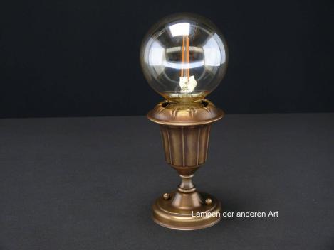 Jugendstil-Deckenlampenspot, Messing patiniert, originale E27-Messingfassung, becherförmige Kapsel als Blütenkelch, Glühlampe stellt die Blüte dar, Detail Globelampe klar